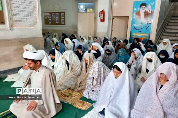 نمازجماعت درآموزشگاه آیت‌الله گلپایگانی اسلامشهر