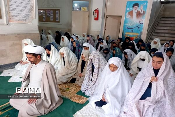 نمازجماعت درآموزشگاه آیت‌الله گلپایگانی اسلامشهر