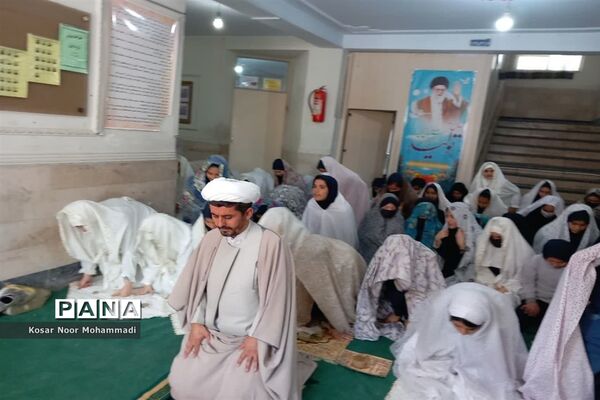 نمازجماعت درآموزشگاه آیت‌الله گلپایگانی اسلامشهر