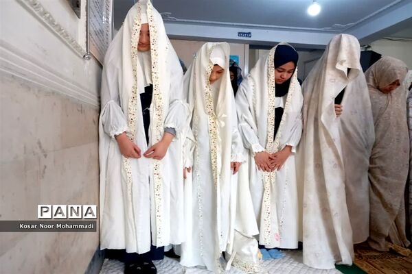 نمازجماعت درآموزشگاه آیت‌الله گلپایگانی اسلامشهر