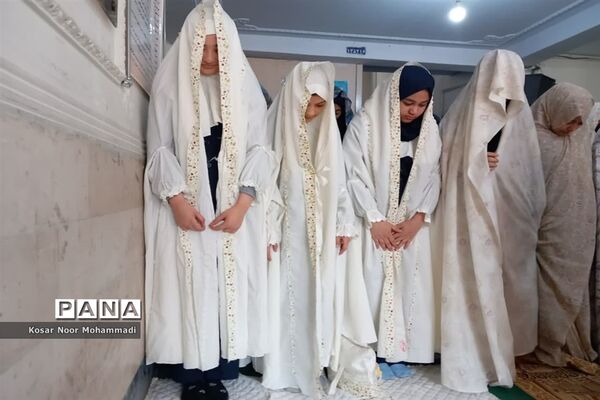 نمازجماعت درآموزشگاه آیت‌الله گلپایگانی اسلامشهر
