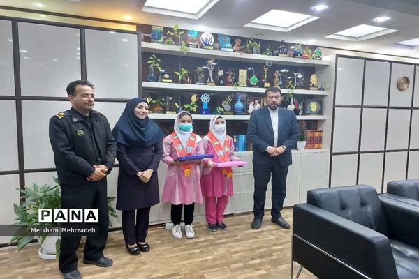 اهدای گل به مسئولان اداره‌کل آموزش و پرورش استان و شهرستان بوشهر در هفته امور تربیتی