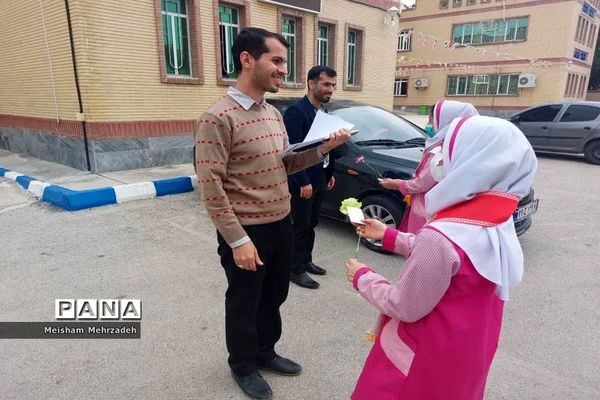 اهدای گل به مسئولان اداره‌کل آموزش و پرورش استان و شهرستان بوشهر در هفته امور تربیتی