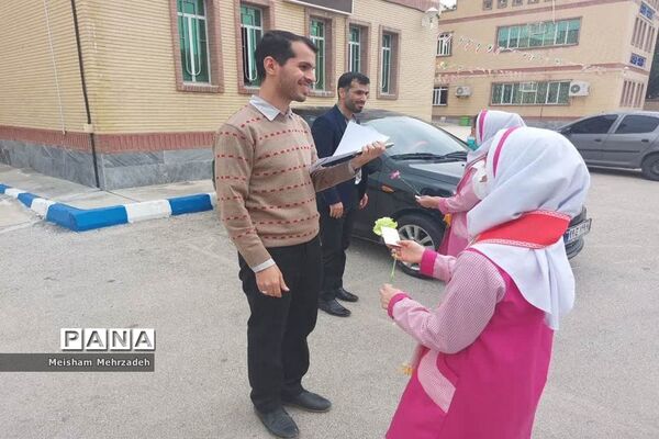 اهدای گل به مسئولان اداره‌کل آموزش و پرورش استان و شهرستان بوشهر در هفته امور تربیتی