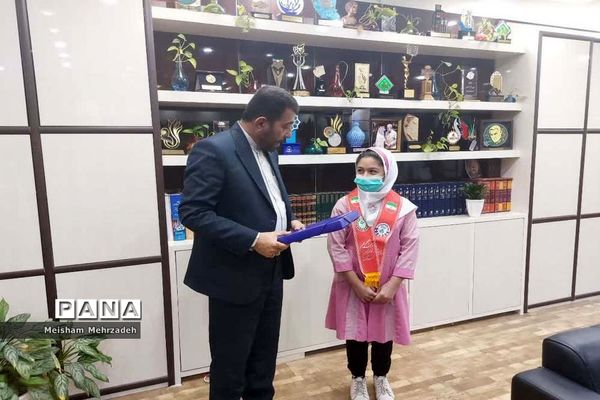 اهدای گل به مسئولان اداره‌کل آموزش و پرورش استان و شهرستان بوشهر در هفته امور تربیتی