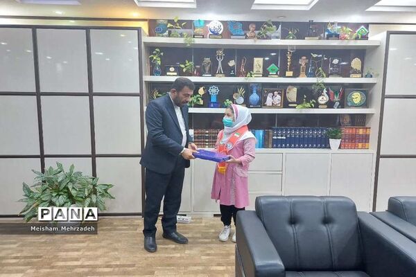 اهدای گل به مسئولان اداره‌کل آموزش و پرورش استان و شهرستان بوشهر در هفته امور تربیتی