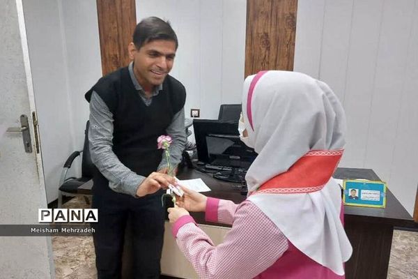 اهدای گل به مسئولان اداره‌کل آموزش و پرورش استان و شهرستان بوشهر در هفته امور تربیتی