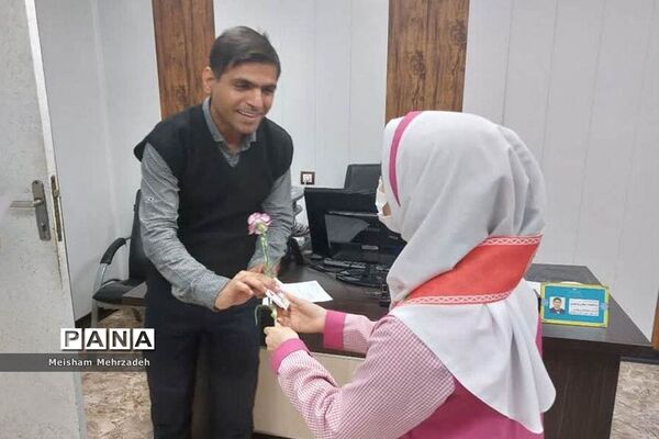 اهدای گل به مسئولان اداره‌کل آموزش و پرورش استان و شهرستان بوشهر در هفته امور تربیتی