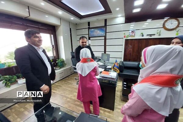 اهدای گل به مسئولان اداره‌کل آموزش و پرورش استان و شهرستان بوشهر در هفته امور تربیتی