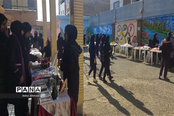 برگزاری بازارچه کار آفرینی در دبیرستان فیاض  کاشمر
