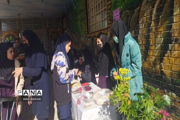 برگزاری بازارچه کار آفرینی در دبیرستان فیاض  کاشمر