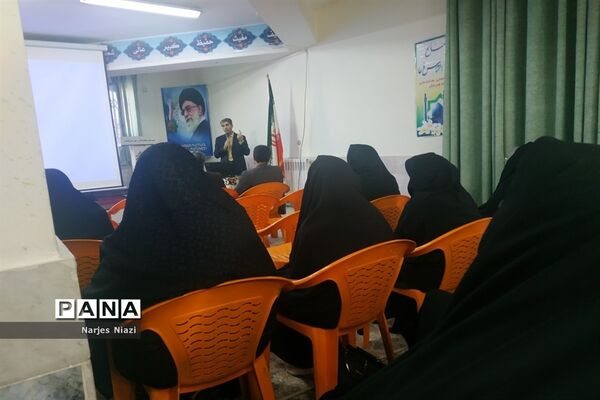 برگزاری جلسه هدایت تحصیلی ویژه والدین دانش‌آموزان دبیرستان شاهد هاجر