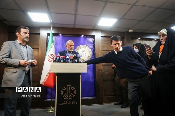 نشست وزرای آموزش و پرورش و کشور در ارتباط با مسمومیت دانش‌آموزان