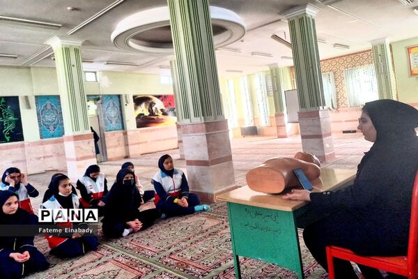 برگزاری دوره هلال احمر ویژه دختران مدرسه فاطمیه ملارد
