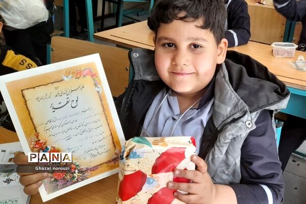 برگزاری جشن ستارگان درون مدرسه‌ای دبستان کشاورز بهارستان دو