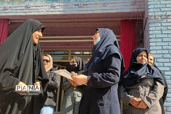 تقدیر از فعالان تربیتی مدارس رودهن توسط مدیران مدارس