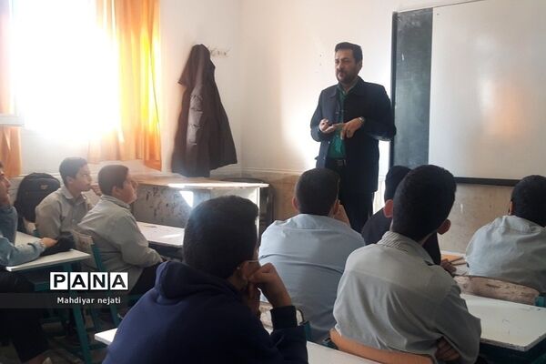 برگزاری جلسات جهاد تبیین در دبیرستان امام علی(ع) یک رودهن