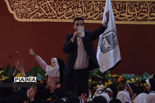 حضور دختران دانش‌آموزدر جشن‌های اعیاد شعبانیه