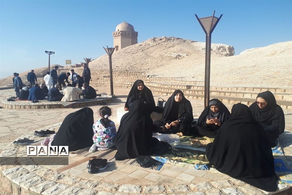 کوهپیمایی مربیان ومعاونان پرورشی به‌مناسبت هفته تربیت اسلامی در ابرکوه