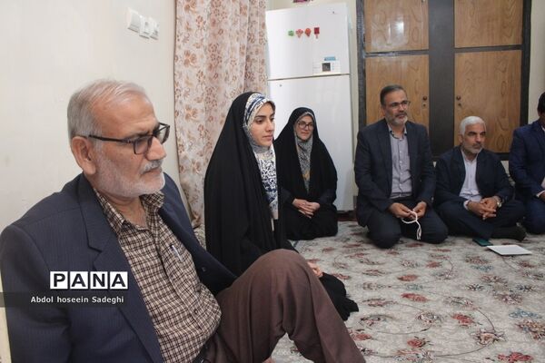 دیدار معاون وزیر آموزش و پرورش با خانواده شهید لک