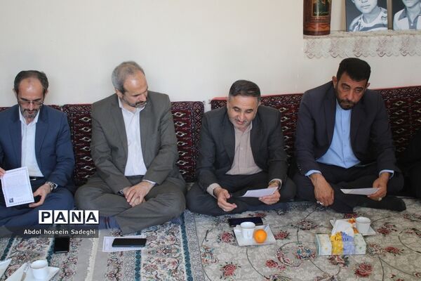 دیدار معاون وزیر آموزش و پرورش با خانواده شهید لک