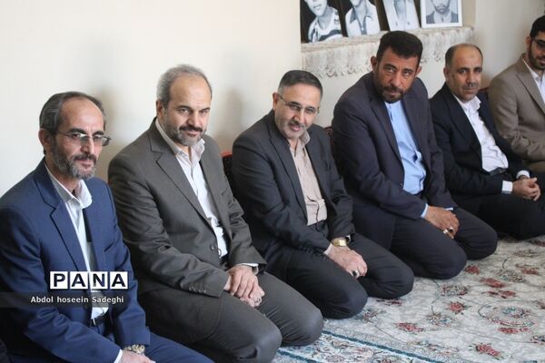 دیدار معاون وزیر آموزش و پرورش با خانواده شهید لک