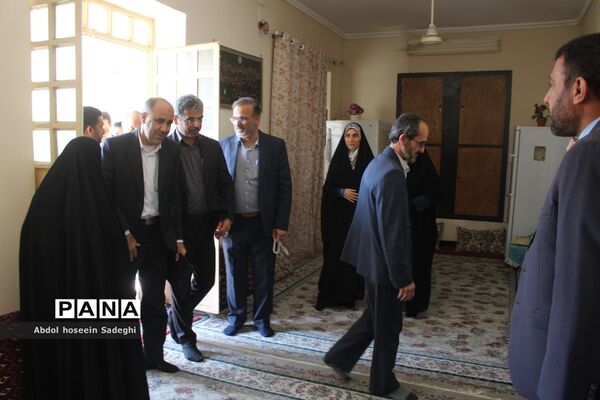 دیدار معاون وزیر آموزش و پرورش با خانواده شهید لک