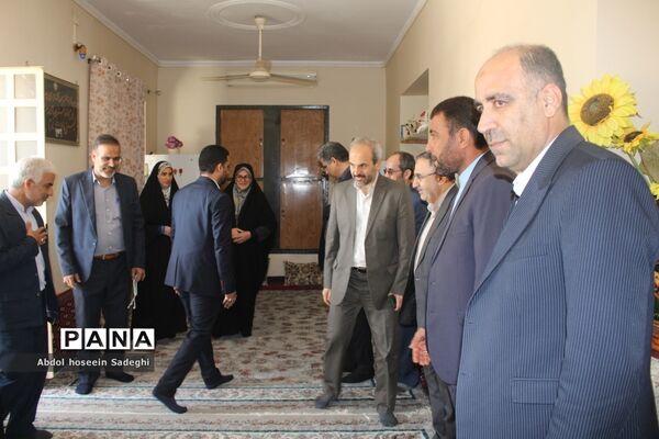 دیدار معاون وزیر آموزش و پرورش با خانواده شهید لک