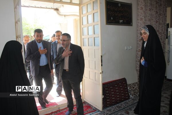 دیدار معاون وزیر آموزش و پرورش با خانواده شهید لک