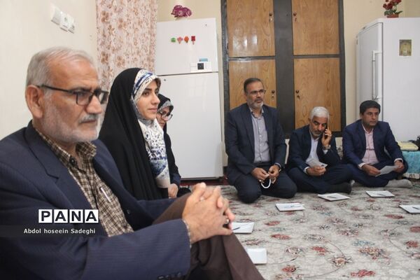 دیدار معاون وزیر آموزش و پرورش با خانواده شهید لک