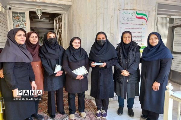 تقدیر از برگزیدگان مسابقات قرآنی و هنری در دبیرستان امیدوار ۲