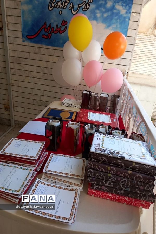 تقدیر از برگزیدگان مسابقات قرآنی و هنری در دبیرستان امیدوار ۲