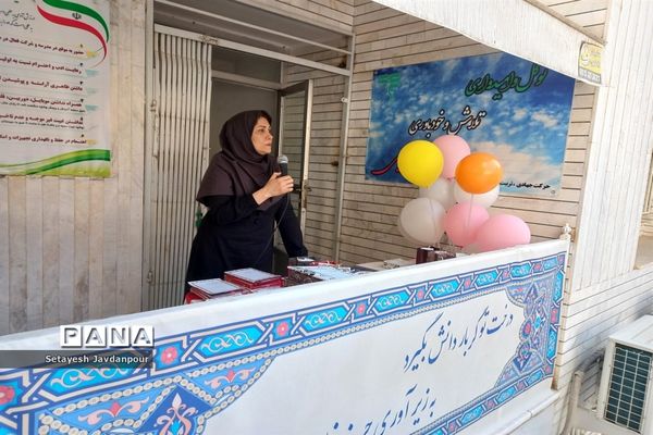 تقدیر از برگزیدگان مسابقات قرآنی و هنری در دبیرستان امیدوار ۲