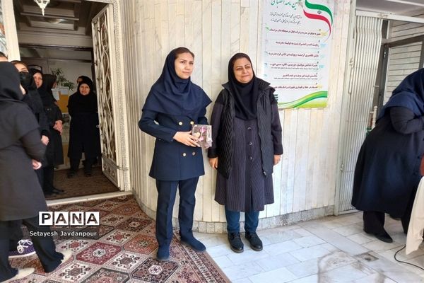 تقدیر از برگزیدگان مسابقات قرآنی و هنری در دبیرستان امیدوار ۲