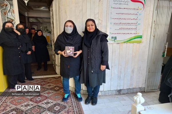 تقدیر از برگزیدگان مسابقات قرآنی و هنری در دبیرستان امیدوار ۲