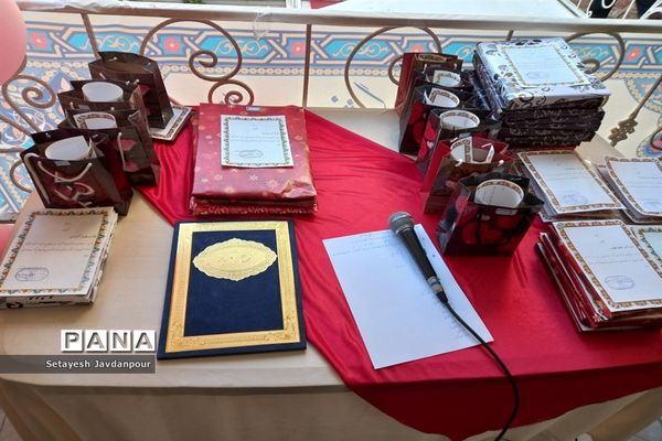 تقدیر از برگزیدگان مسابقات قرآنی و هنری در دبیرستان امیدوار ۲
