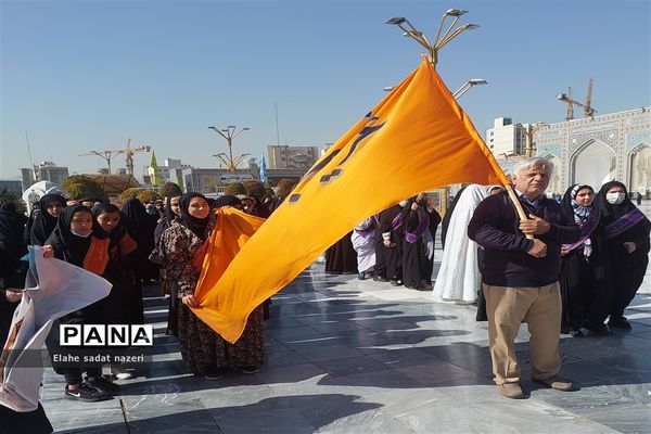 حضور دانش‌آموزان زیارت اولی یزدی در صحن و بارگاه علی ابن موسی الرضا (ع)