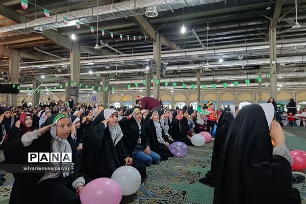 همایش  دهه نودی‌ها و همخوانی سرود سلام فرمانده ۲در جهرم