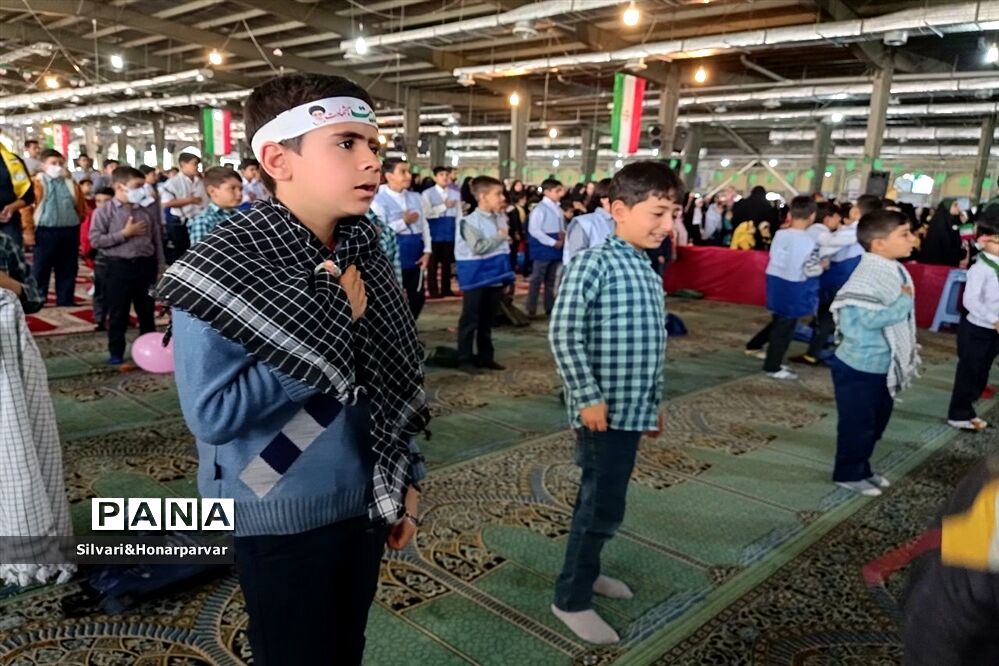 همایش  دهه نودی‌ها و همخوانی سرود سلام فرمانده ۲در جهرم