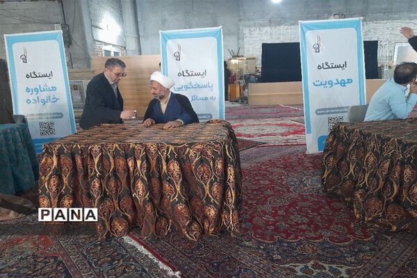 مسئولان اداره آموزش و پرورش شهرستان قدس در میز خدمت نماز جمعه پاسخگوی مراجعان مردمی