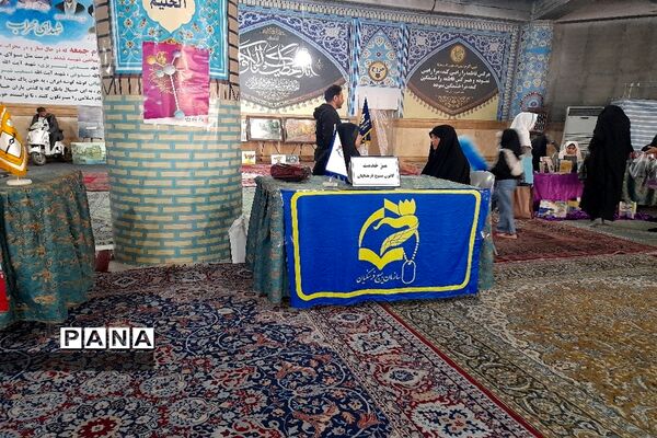 مسئولان اداره آموزش و پرورش شهرستان قدس در میز خدمت نماز جمعه پاسخگوی مراجعان مردمی