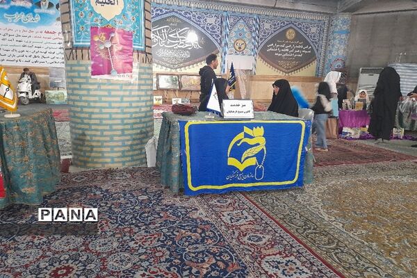 مسئولان اداره آموزش و پرورش شهرستان قدس در میز خدمت نماز جمعه پاسخگوی مراجعان مردمی