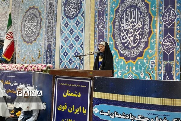 مسئولان اداره آموزش و پرورش شهرستان قدس در میز خدمت نماز جمعه پاسخگوی مراجعان مردمی