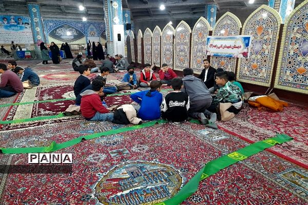 مسئولان اداره آموزش و پرورش شهرستان قدس در میز خدمت نماز جمعه پاسخگوی مراجعان مردمی