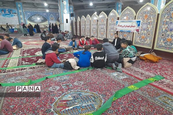 مسئولان اداره آموزش و پرورش شهرستان قدس در میز خدمت نماز جمعه پاسخگوی مراجعان مردمی