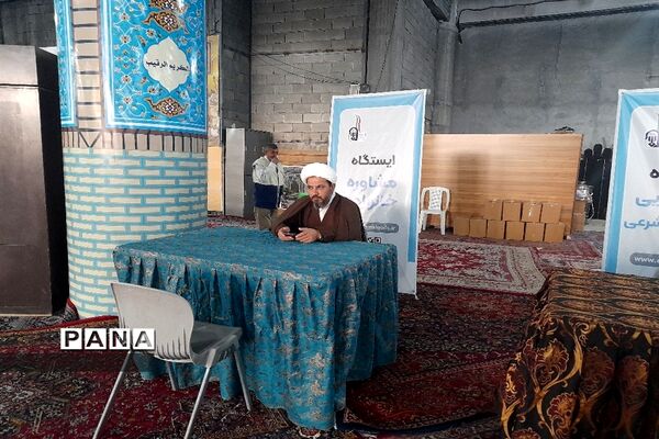 مسئولان اداره آموزش و پرورش شهرستان قدس در میز خدمت نماز جمعه پاسخگوی مراجعان مردمی
