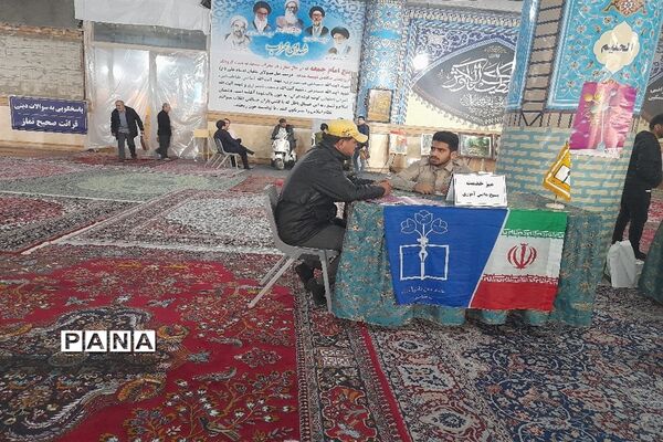 مسئولان اداره آموزش و پرورش شهرستان قدس در میز خدمت نماز جمعه پاسخگوی مراجعان مردمی