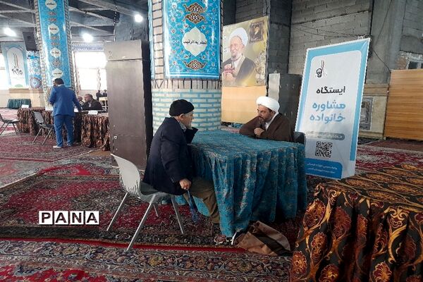 مسئولان اداره آموزش و پرورش شهرستان قدس در میز خدمت نماز جمعه پاسخگوی مراجعان مردمی