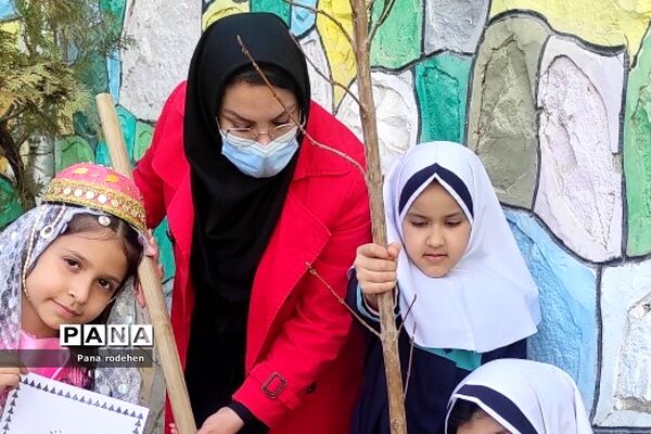 آیین روز درختکاری در مدارس رودهن