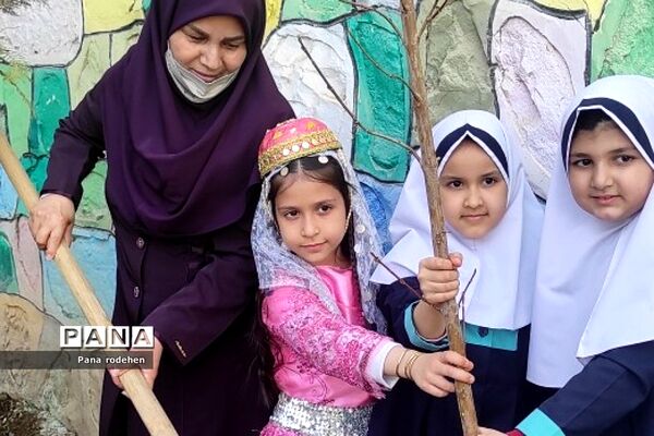 آیین روز درختکاری در مدارس رودهن
